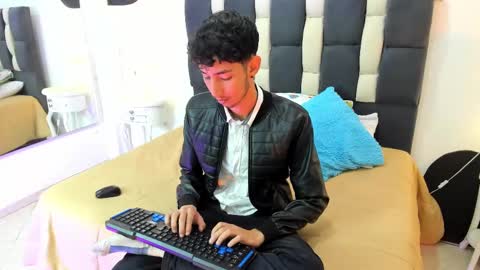 loverisu online show from February 25, 8:19 pm