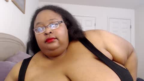 Snapshot of loves_aura chatting on May 30, 1:35 am Alyson online show from May 30, 1:35 am