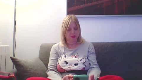 Snapshot of lovestar544963 chatting on December 6, 10:52 pm Marlyn online show from December 6, 10:52 pm