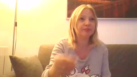 Snapshot of lovestar544963 chatting on December 19, 9:28 pm Marlyn online show from December 19, 9:28 pm