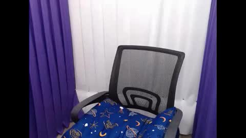 loving_apple19 online show from February 1, 11:20 am