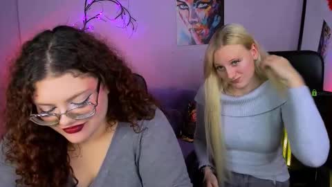 Snapshot of loya_best chatting on November 25, 1:44 pm loya_best online show from November 25, 1:44 pm