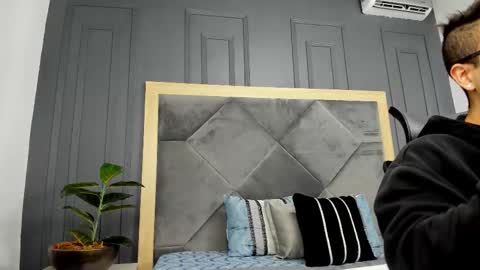 luca_morettii online show from October 23, 12:15 pm