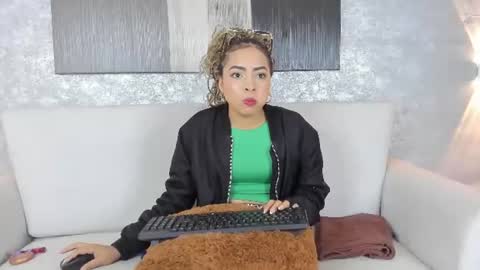 Snapshot of lucia_janne chatting on July 16, 10:16 pm Lucla online show from July 16, 10:16 pm