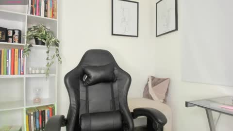 Snapshot of lucia_lee_ chatting on April 3, 12:41 am Lucia online show from April 3, 12:41 am