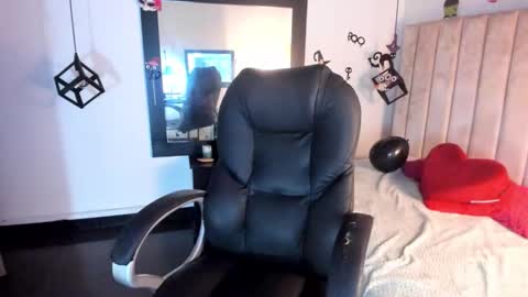 Lucia Vonne online show from October 18, 12:35 am