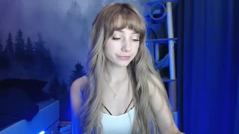 Snapshot of luciacam20 chatting on December 17, 7:29 am Lucy online show from December 17, 7:29 am