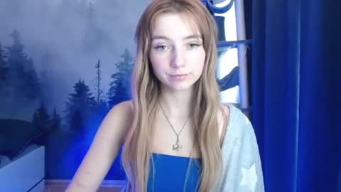 Snapshot of luciacam20 chatting on January 7, 10:22 am Lucy online show from January 7, 10:22 am