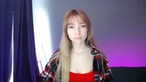 Snapshot of luciacam20 chatting on March 3, 10:28 am Lucy online show from March 3, 10:28 am