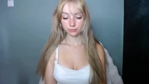 Snapshot of luciacam20 chatting on September 13, 8:03 am Lucy online show from September 13, 8:03 am