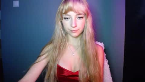 Snapshot of luciacam20 chatting on September 24, 6:06 am Lucy online show from September 24, 6:06 am