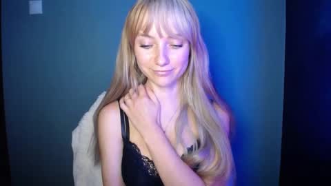 Snapshot of luciacam20 chatting on September 25, 7:39 pm Lucy online show from September 25, 7:39 pm