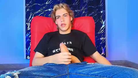 Snapshot of luciangrey_ chatting on December 16, 4:06 am luciangrey_ online show from December 16, 4:06 am