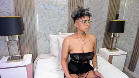  lucia wallace  online show from February 17, 11:55 pm