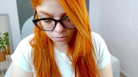 Snapshot of lucie_nicolls chatting on December 2, 9:50 pm Lucie online show from December 2, 9:50 pm