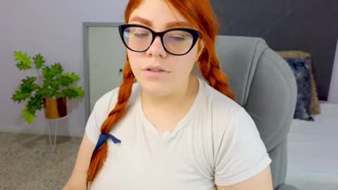 Snapshot of lucie_nicolls chatting on December 21, 8:00 pm Lucie online show from December 21, 8:00 pm