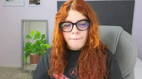 Snapshot of lucie_nicolls chatting on January 7, 7:38 pm Lucie online show from January 7, 7:38 pm