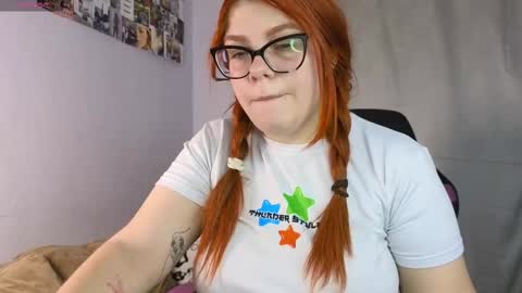 Snapshot of lucie_nicolls chatting on February 26, 7:49 pm Lucie online show from February 26, 7:49 pm