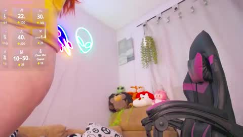 Snapshot of lucie_nicolls chatting on May 13, 1:47 am Lucie online show from May 13, 1:47 am