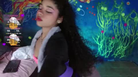 Snapshot of lucie_petite chatting on October 31, 6:42 pm Lucie - online show from October 31, 6:42 pm