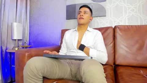 Snapshot of lucii_fer_ chatting on December 31, 2:36 pm Leo online show from December 31, 2:36 pm