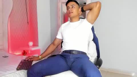 Snapshot of lucii_fer_ chatting on February 12, 11:27 am Leo online show from February 12, 11:27 am