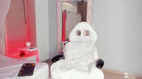 Snapshot of lucii_fer_ chatting on February 19, 11:39 am Leo online show from February 19, 11:39 am