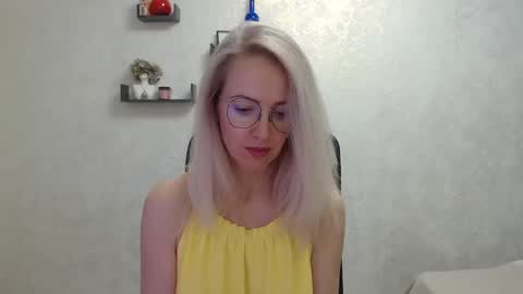 Snapshot of luckcristal chatting on March 5, 3:51 pm Arina online show from March 5, 3:51 pm