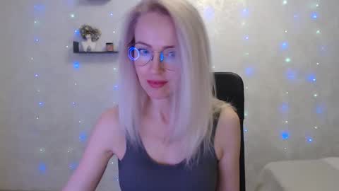 Snapshot of luckcristal chatting on March 6, 5:11 pm Arina online show from March 6, 5:11 pm