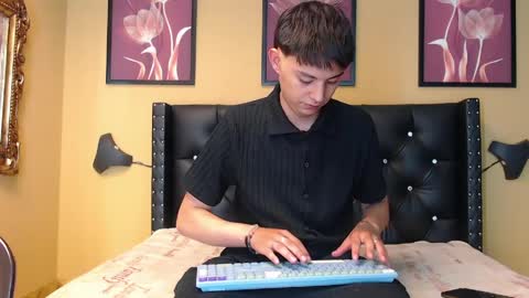 Snapshot of luckk_ chatting on April 2, 4:43 am luckk_ online show from April 2, 4:43 am