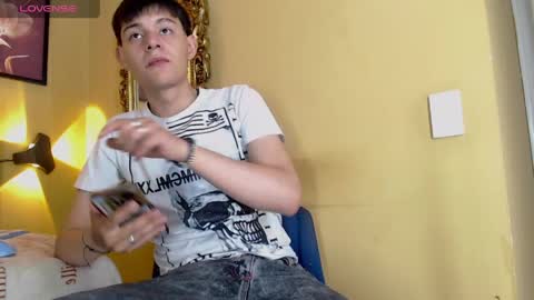 Snapshot of luckk_ chatting on April 3, 4:43 am luckk_ online show from April 3, 4:43 am