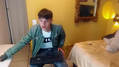 Snapshot of luckk_ chatting on April 27, 6:11 am luckk_ online show from April 27, 6:11 am