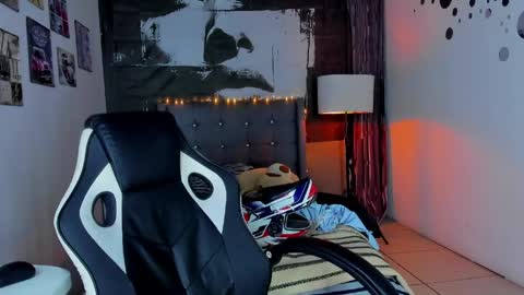 Snapshot of luckk_ chatting on May 1, 7:13 am luckk_ online show from May 1, 7:13 am