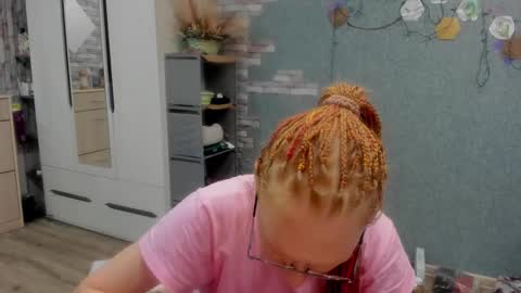 lucky_licky20 online show from December 17, 1:55 am