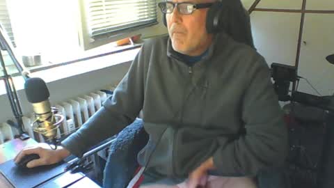        call me  Stefan online show from April 19, 8:02 am