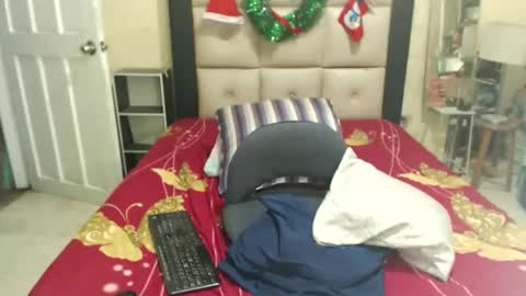 Snapshot of luckyisa chatting on December 6, 9:43 am angelisa online show from December 6, 9:43 am