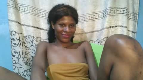 Snapshot of luckymadequeen chatting on May 18, 4:07 am Gloria online show from May 18, 4:07 am