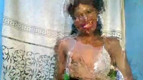 Snapshot of luckymadequeen chatting on June 3, 12:02 am Gloria online show from June 3, 12:02 am