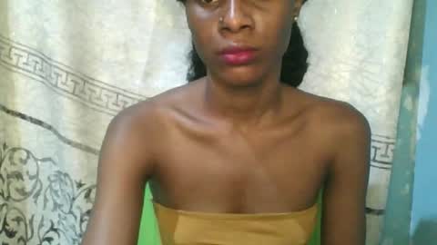 Snapshot of luckymadequeen chatting on June 6, 11:31 pm Gloria online show from June 6, 11:31 pm
