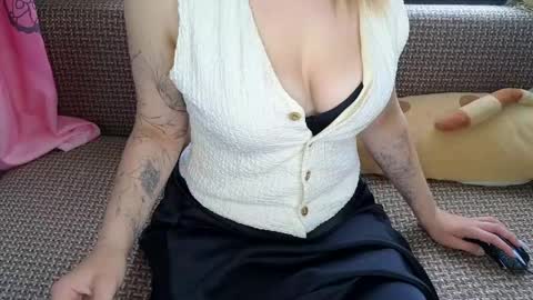Snapshot of lucy_curvy chatting on May 17, 3:15 am Lucy online show from May 17, 3:15 am