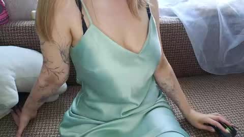 Snapshot of lucy_curvy chatting on May 30, 3:47 am Lucy online show from May 30, 3:47 am