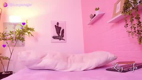 Snapshot of lucy_joi chatting on June 25, 5:34 am Luciana online show from June 25, 5:34 am