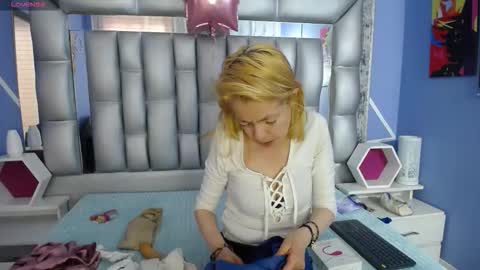  SleepyAbuela online show from November 3, 12:50 pm