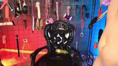 Lucy and slave maddy online show from December 18, 8:59 pm