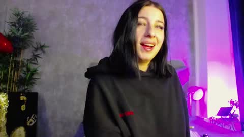 lucyrayy online show from February 25, 8:07 pm