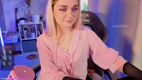 Snapshot of lucysbrain chatting on November 29, 8:39 am Lucy online show from November 29, 8:39 am