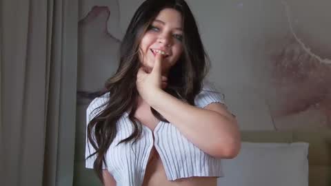 lucyvee online show from December 8, 1:35 am