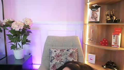 lucyweisser online show from April 28, 7:19 pm
