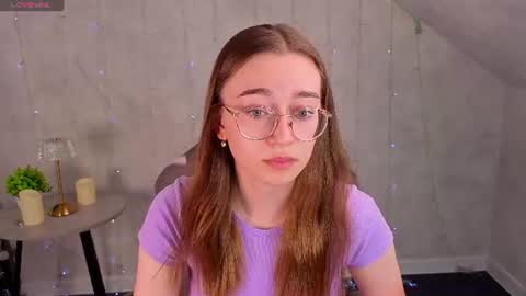 Snapshot of lucyy_green chatting on June 19, 9:13 am Lucy online show from June 19, 9:13 am