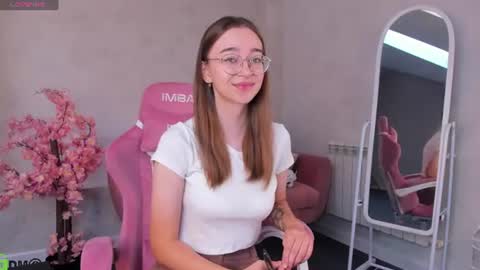 Snapshot of lucyy_green chatting on June 21, 1:08 am Lucy online show from June 21, 1:08 am